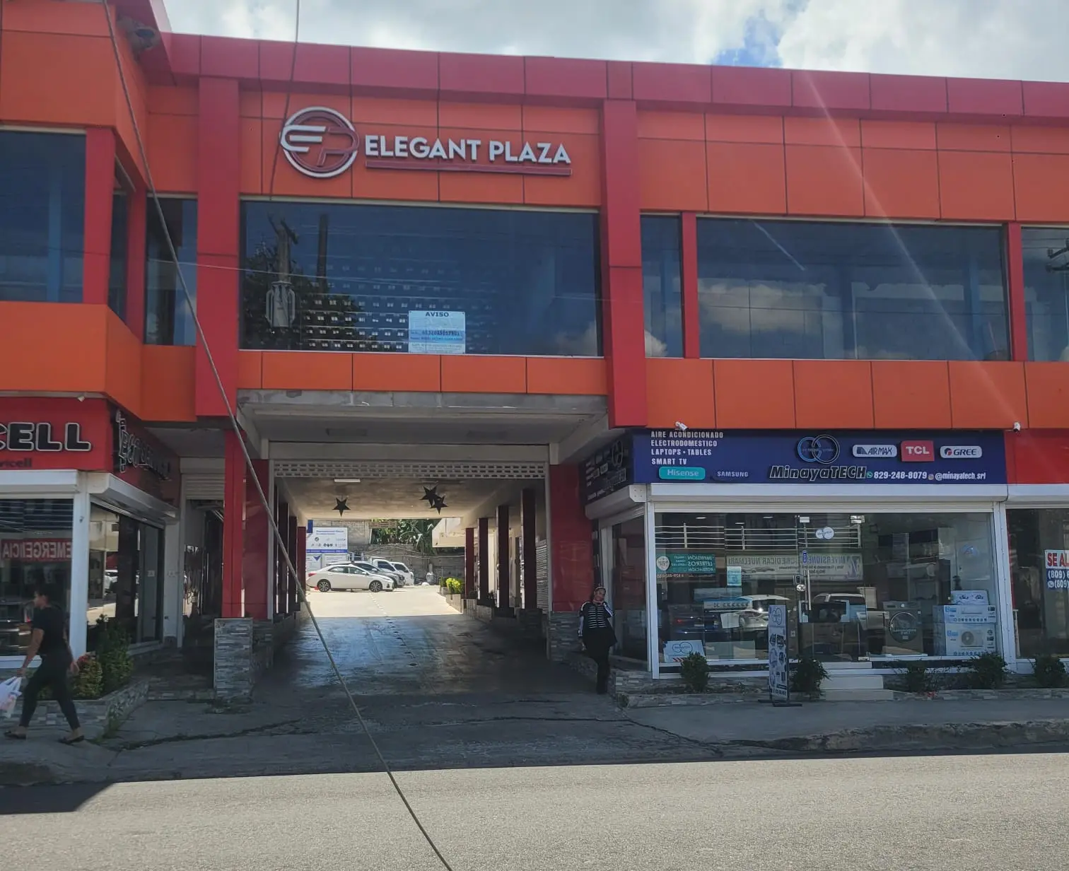 Fachada y entrada principal de Elegant Plaza
