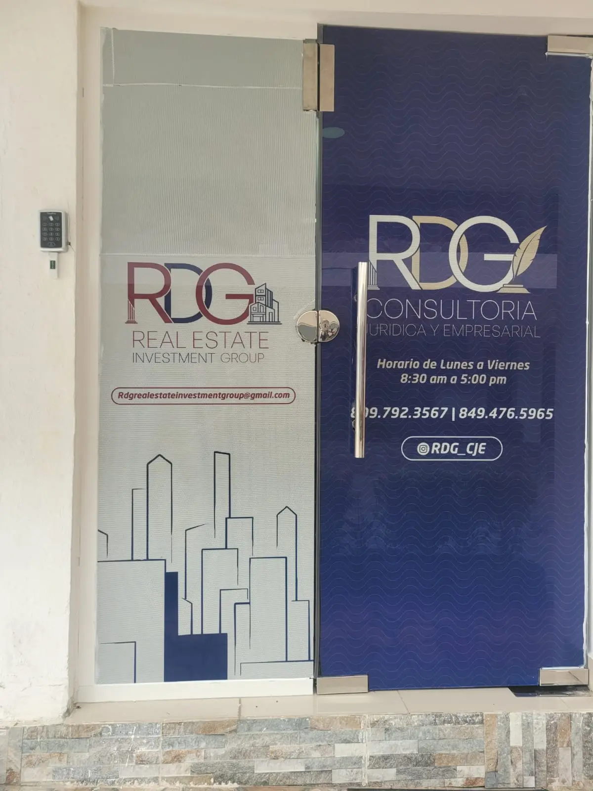 Entrada de la oficina de RDG dentro de Elegant Plaza