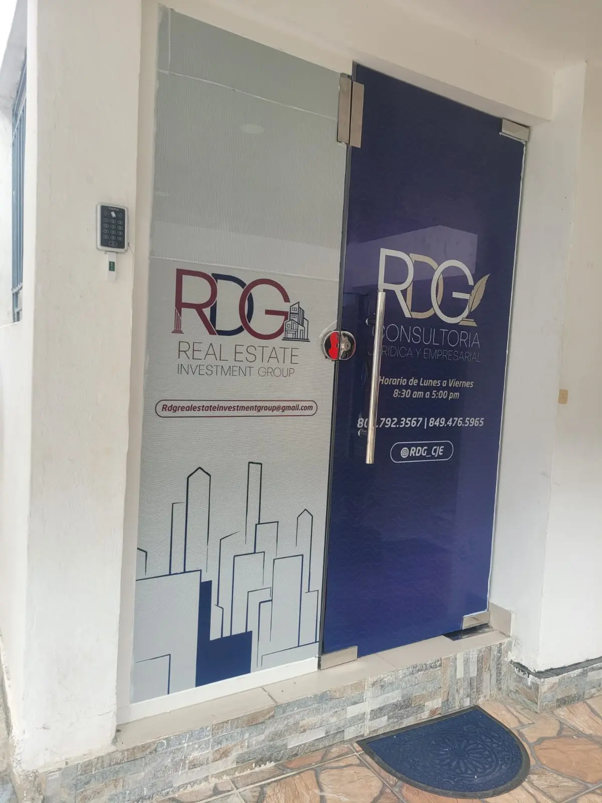 Puerta de cristal identificada con el logo de RDG