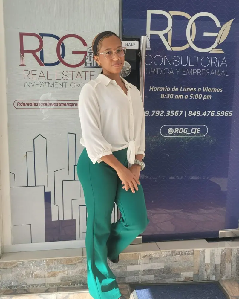 Srta. Isanny Massiel Jimenez, asistente administrativa y encargada de gestión de comunidad de RDG